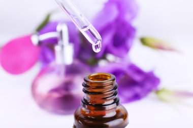 Damlalık şişe parfüm açık renkli çiçekler ile