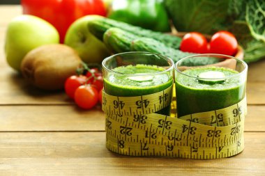 Meyve ve sebze ahşap masa zemin üzerine yeşil taze sağlıklı meyve suları