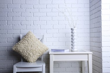 Modern iç sandalye ve yastık üzerinde beyaz tuğla duvar arka plan