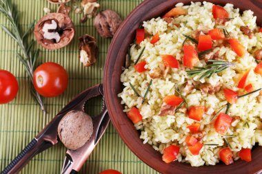 Ceviz ve kiraz domates plaka bambu Hasır arka plan üzerinde pirinç