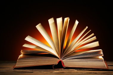 Koyu renkli arka plan üzerinde açık kitap