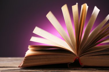 Koyu renkli arka plan üzerinde açık kitap