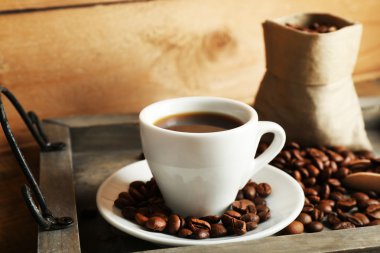 Kahve tepsisi ve rustik ahşap arka plan fasulye ile