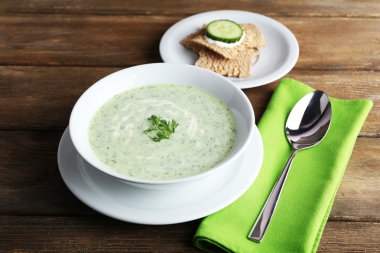 Salatalık çorbası kase rustik ahşap masa arka plan üzerinde