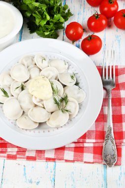 Tablo yakın çekim üzerinde plaka üzerinde soslu et köfte