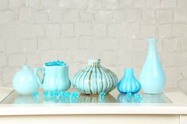 İç tablo üst ve beyaz tuğla duvar arka plan üzerinde dekoratif vazo ile