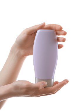 Eller üzerinde beyaz izole kozmetik şişe ile