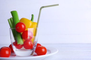 Cam tüp plaka ve renk ahşap plakalar arka plan ile sebze