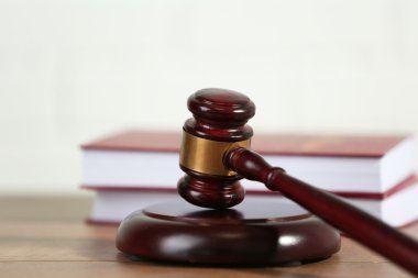 Ahşap hakimler tokmak üzerinde ahşap masa, yakın çekim