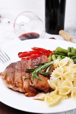 Sebze ve makarna ahşap plaka üzerinde plaka üzerinde biftek