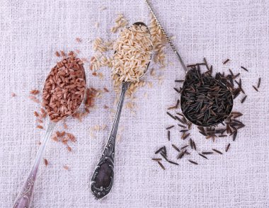 Kumaş zemin üzerine kaşık pirinç çeşitleri