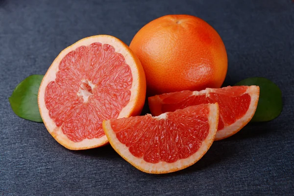 Спелый грейпфрут на столе крупным планом — стоковое фото