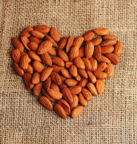 Almendras sobre fondo de saco — Foto de Stock