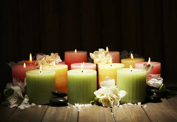 美丽的蜡烛，上面放着木制的背景花 — 图库照片