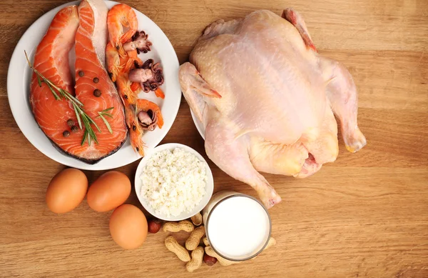 Lebensmittel mit viel Protein auf dem Tisch — Stockfoto