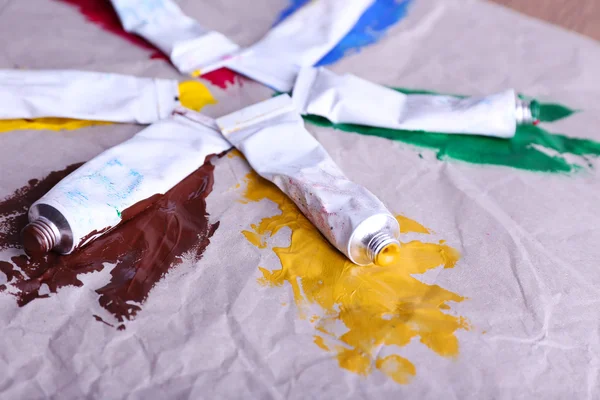Colpi di vernice colorata con tubi di vernice su foglio di sfondo di carta — Foto Stock