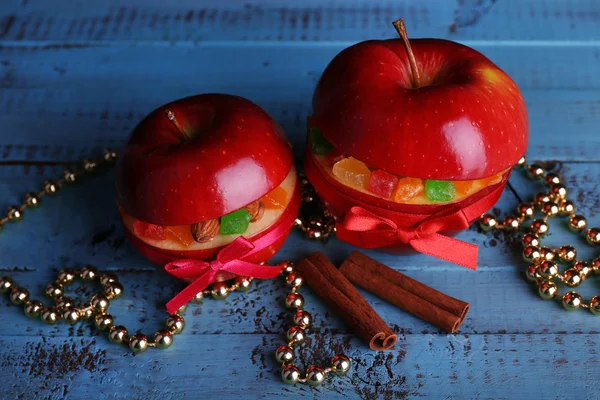 Kurutulmuş meyve renk ahşap masa arka plan üzerinde Noel Kırmızı elma dolması — Stok fotoğraf