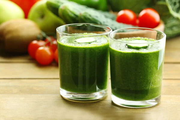 木製のテーブル背景で果物と野菜と緑の新鮮な健康ジュース — ストック写真