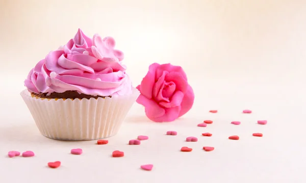 Delicioso cupcake no fundo bege — Fotografia de Stock