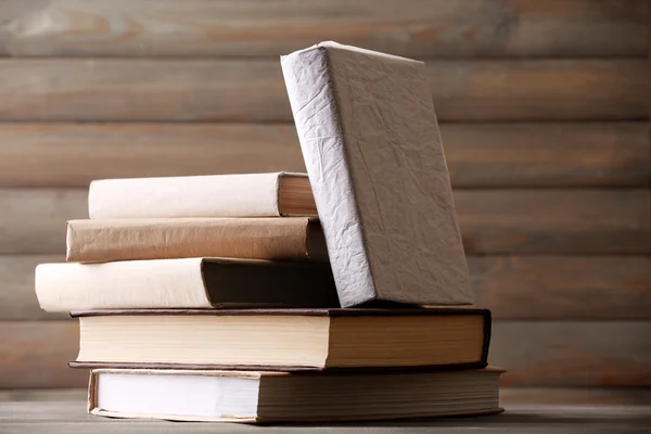 Empilement de livres sur des planches de bois fond — Photo