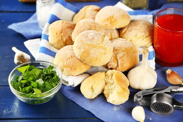 Fresh homemade bread buns from yeast dough with fresh garlic and dill, on wooden background — Stock Photo, Image