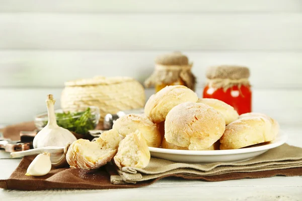 Verse zelfgemaakte brood broodjes van gistdeeg met verse knoflook en de dille, op houten achtergrond — Stockfoto