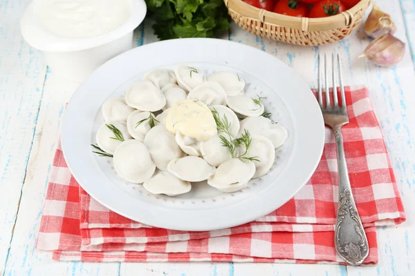 Meat dumplings with sauce on plate on table close-up — Stock Photo, Image