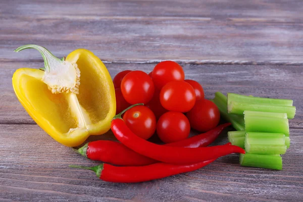 Verduras frescas sobre tablones de madera rústica fondo —  Fotos de Stock