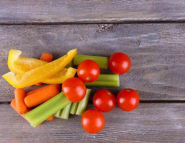 Fresh vegetables on rustic wooden planks background — Stock Photo, Image