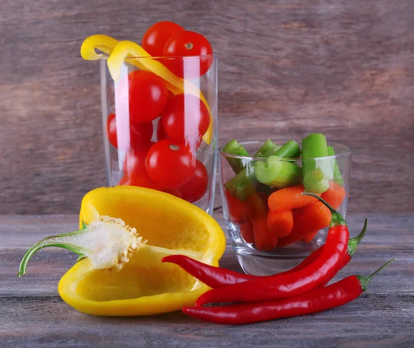 Deux verres aux légumes sur fond bois rustique — Photo