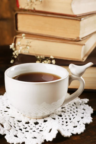 木製の背景の本とお茶のカップ — ストック写真