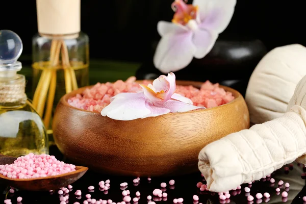 Hermosa composición de spa con flores sobre fondo oscuro —  Fotos de Stock