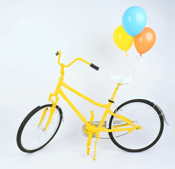 白で隔離の風船と黄色い自転車 — ストック写真