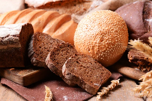 Pão diferente na mesa close-up — Fotografia de Stock