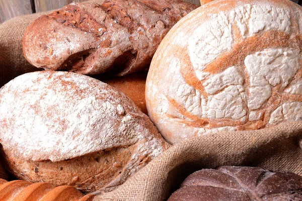 Pão diferente na mesa close-up — Fotografia de Stock