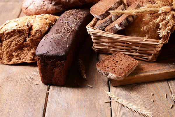 Pane diverso sulla tavola primo piano — Foto Stock