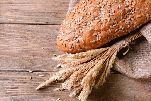 Tablo yakın çekim lezzetli ekmek — Stok fotoğraf