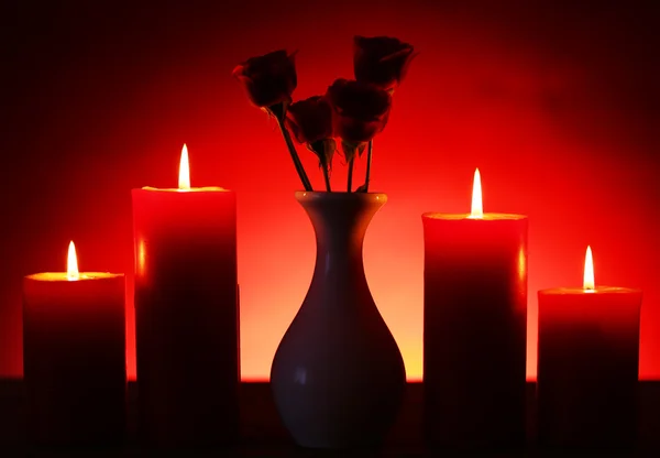 Regalo romántico con velas, concepto de amor — Foto de Stock