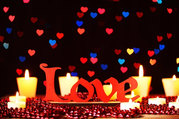 Cadeau romantique avec des bougies sur fond de lumière, concept d'amour — Photo