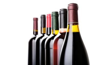 şarap şişeleri üzerinde beyaz izole satırda