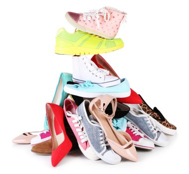 Yığın üzerinde beyaz izole çeşitli kadın ayakkabı