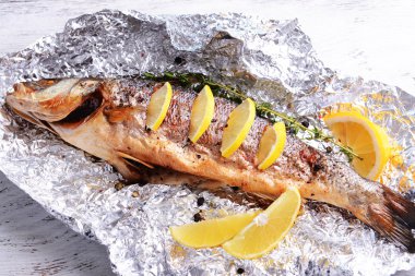 lezzetli Fırında Balık folyo üzerinde tablo yakın çekim