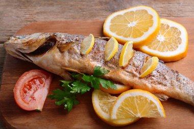 Tablo yakın çekim balık pişmiş lezzetli