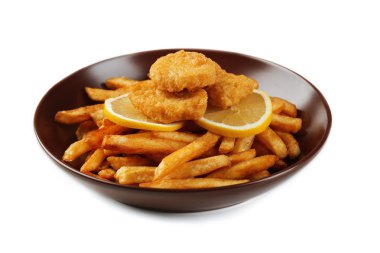 Kızarmış tavuk nuggets ve plaka üzerinde beyaz izole dilimlenmiş limon ile patates tava