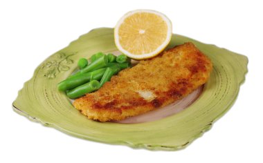 Kızarmış Balık filetosu ve kuşkonmaz ve üzerinde beyaz izole dilimlenmiş limon ile patates tava