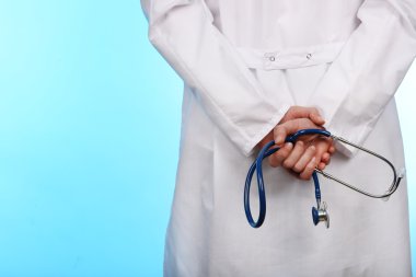 Erkek doktor stetoskop ile yakın çekim