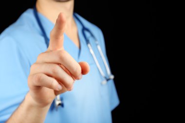 Doktor el ile sanal ekran siyah arka plan üzerine çalışma Close-Up