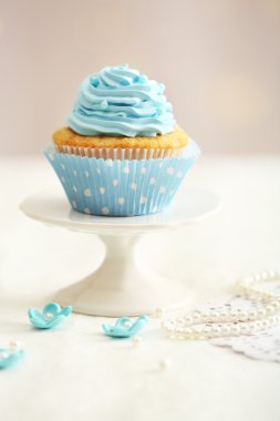 Tablo üzerinde açık renkli tatlı kek