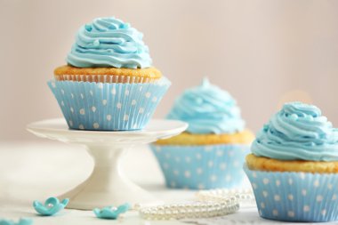 açık renkli tablo üzerinde lezzetli kek