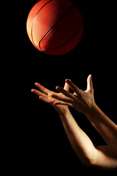 Basketspelare med boll, på mörk bakgrund — Stockfoto